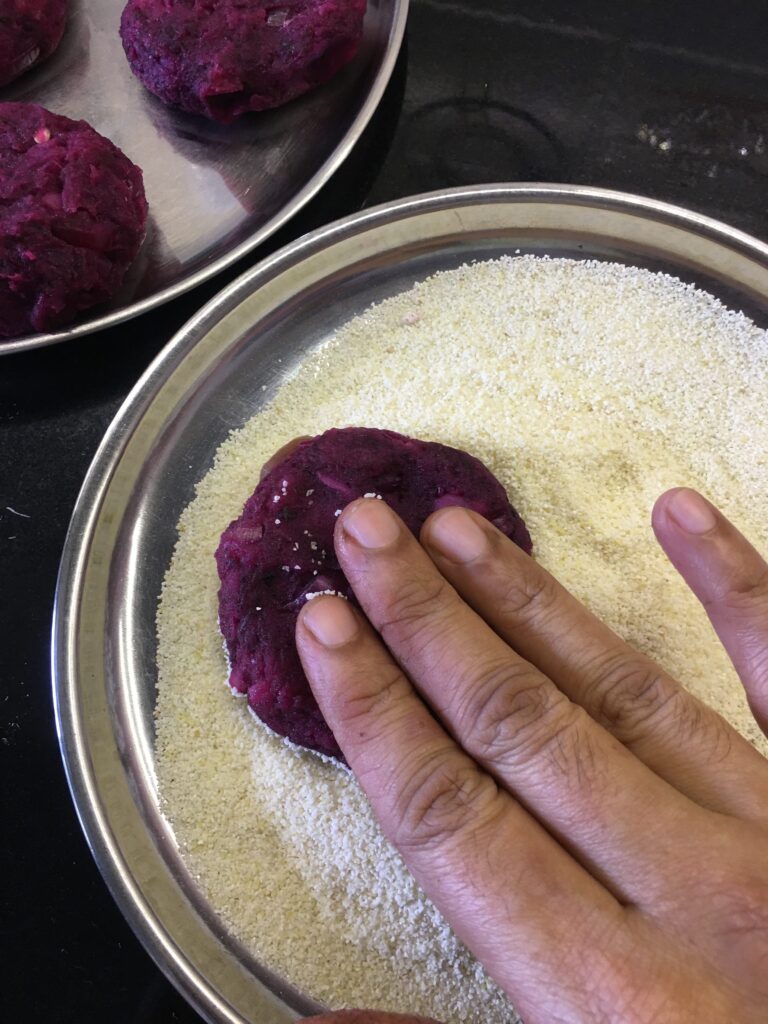 Coating cutlet with rava