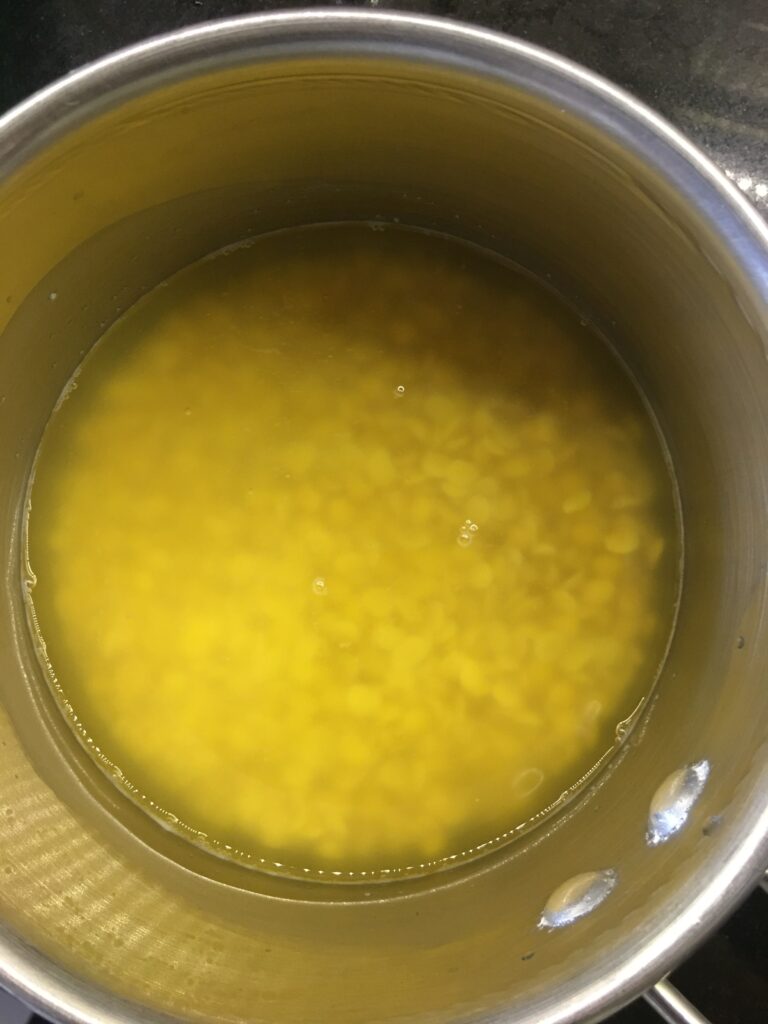 Soaking dal in water for 15 mins