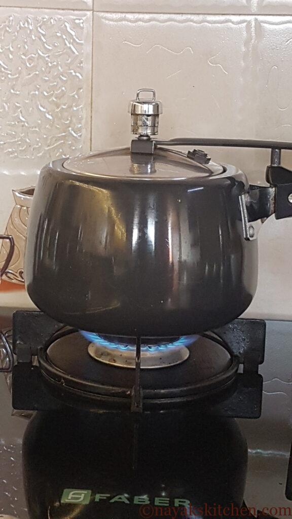 Cooking white peas in a pressure cooker