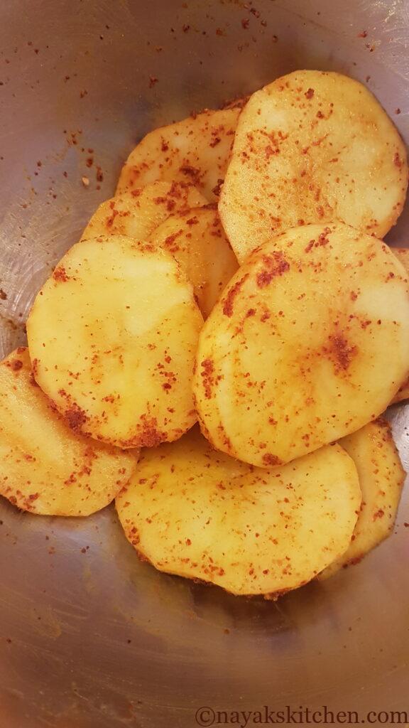 Coating potato slices with all spice powders