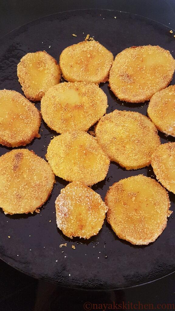 Flipping batat fodi to cook other side