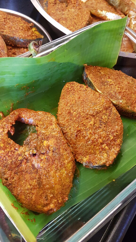 Storing kingfish using banana leaves