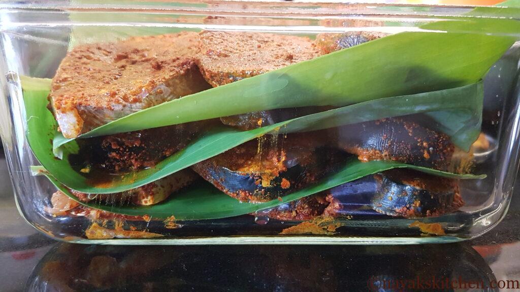 Storing kingfish in a glass container using banana leaves