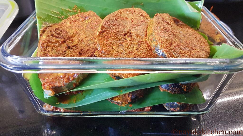 Storing kingfish in a glass container using banana leaves