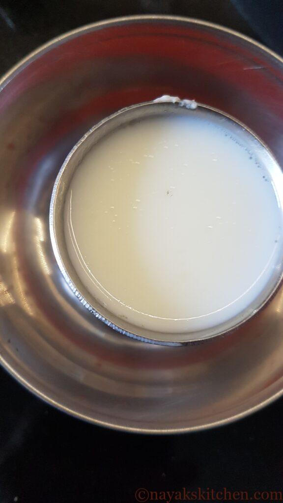 Mixing food colour with milk