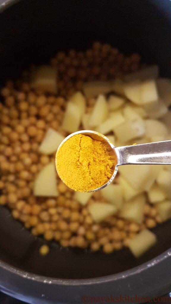 Add turmeric powder to peas