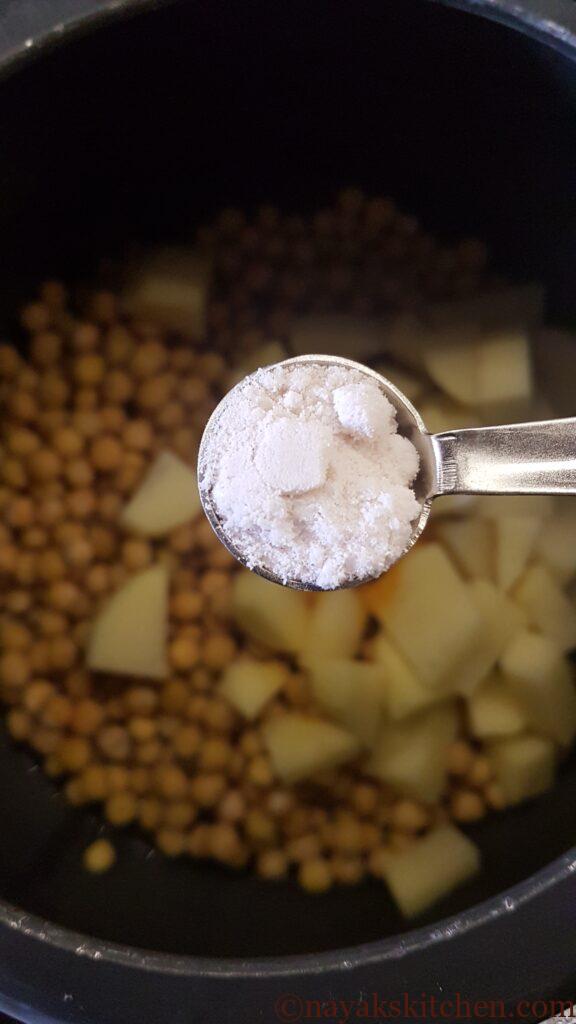 Adding salt to white peas and potatoes