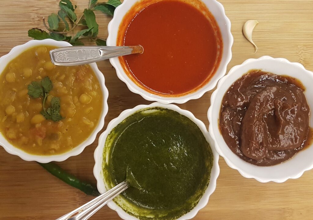 Ragda with all three chutneys