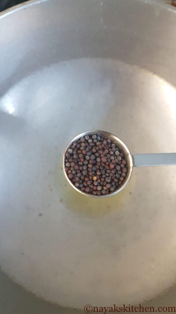 Adding mustard seeds to oil