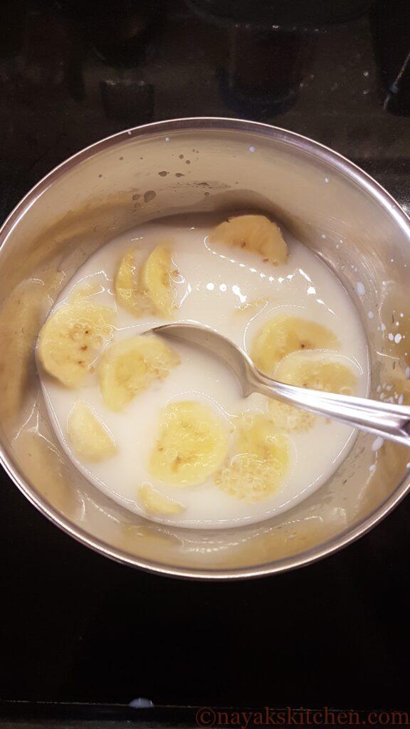 Banana Shikran with sliced bananas