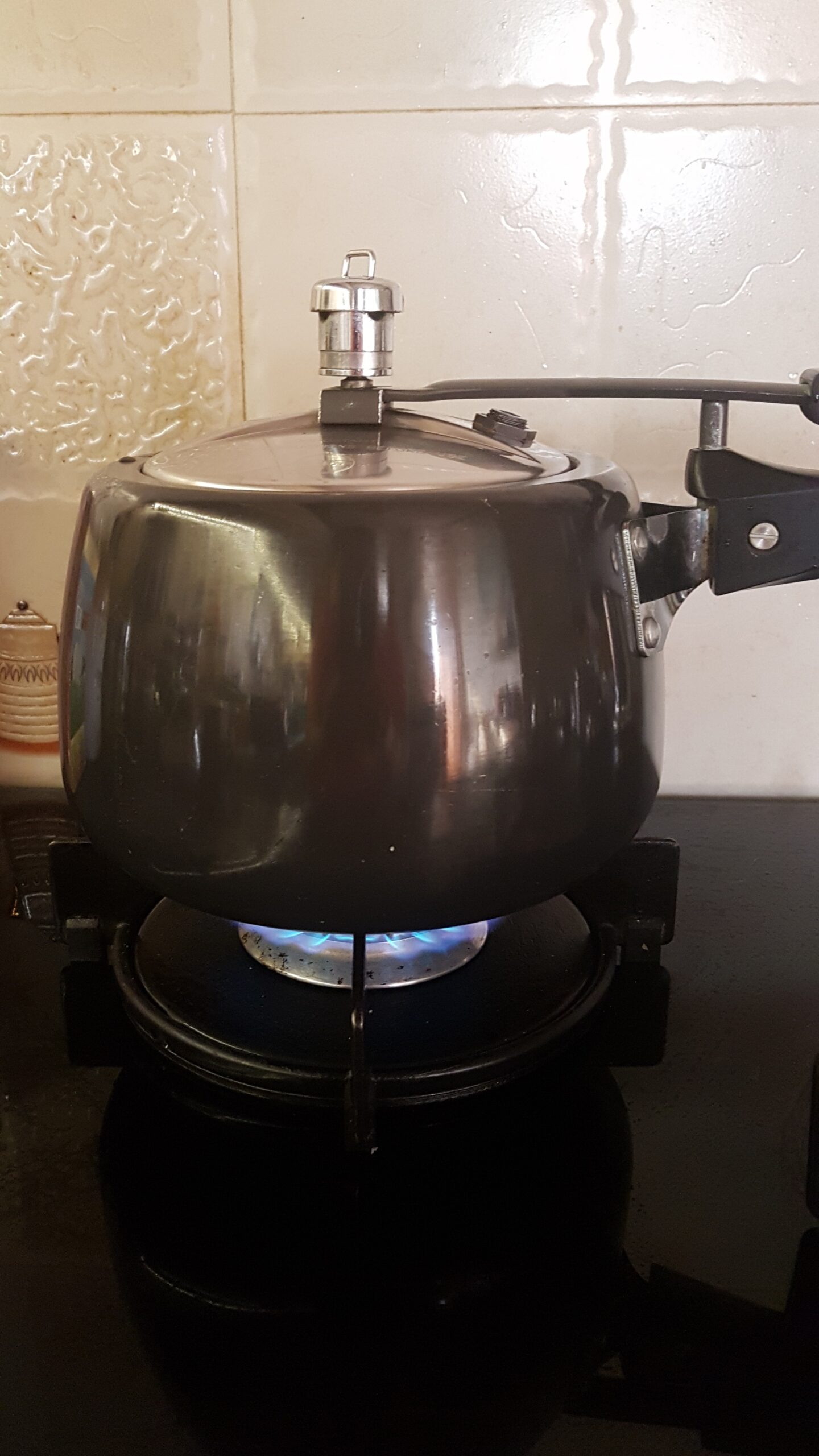 Pressure cooking red cow peas or alsane