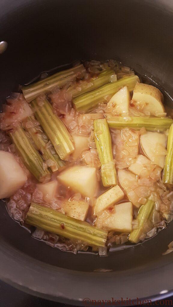 Cooked drumsticks and potatoes