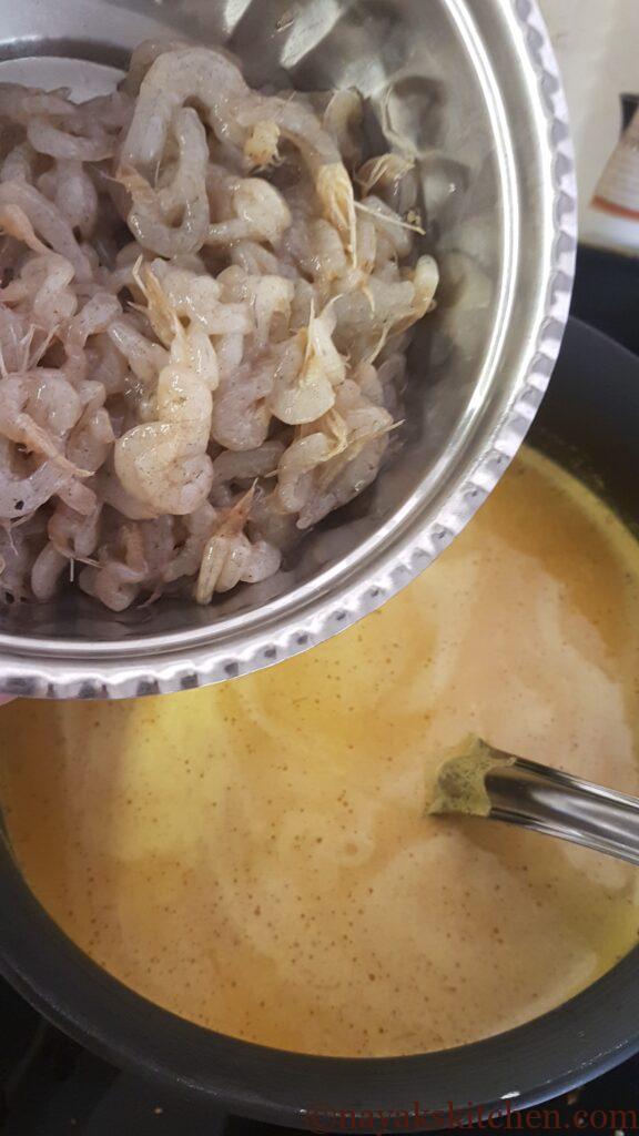 Adding cleaned prawns