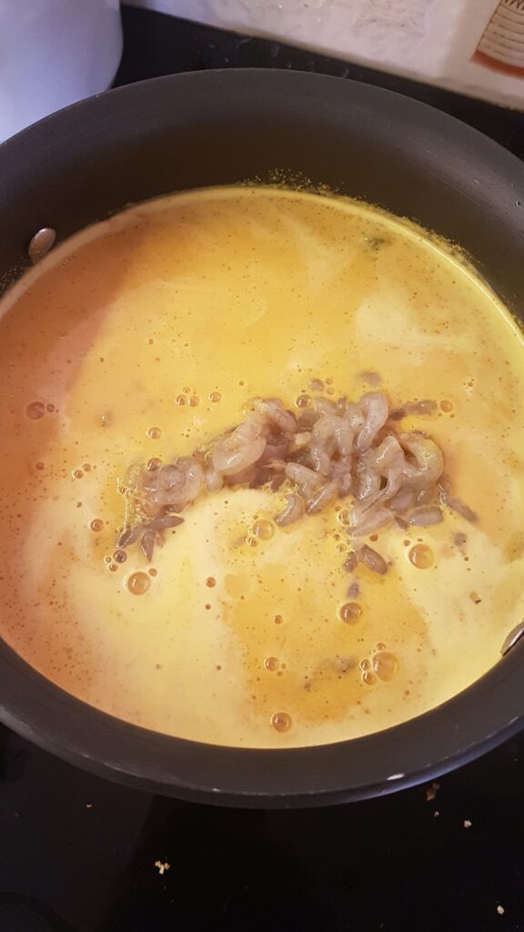 Mix gravy and prawns stirring slowly