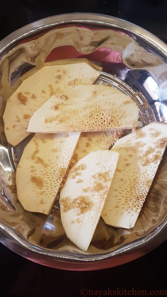 Coating salt to breadfruit