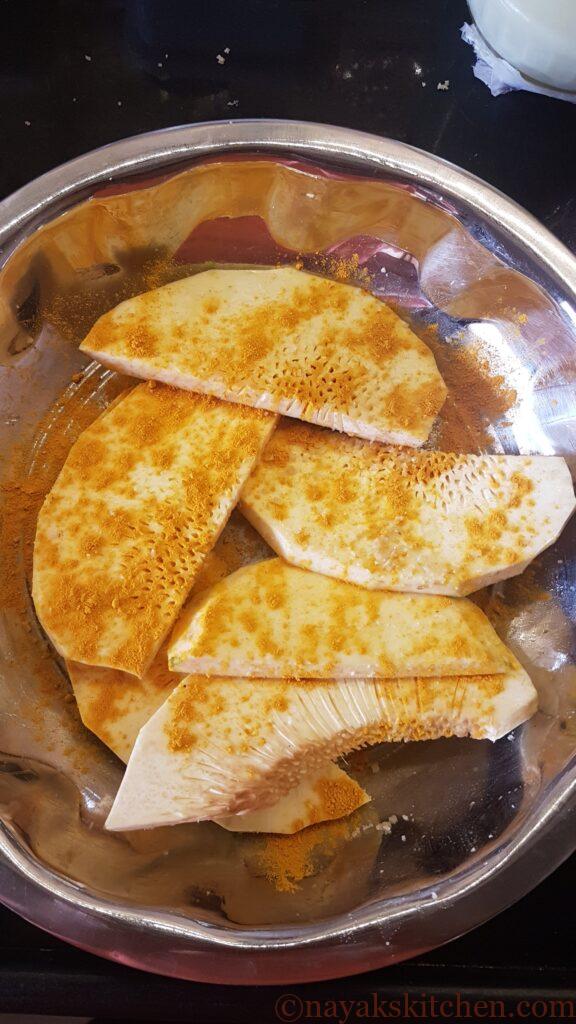 Applying turmeric powder