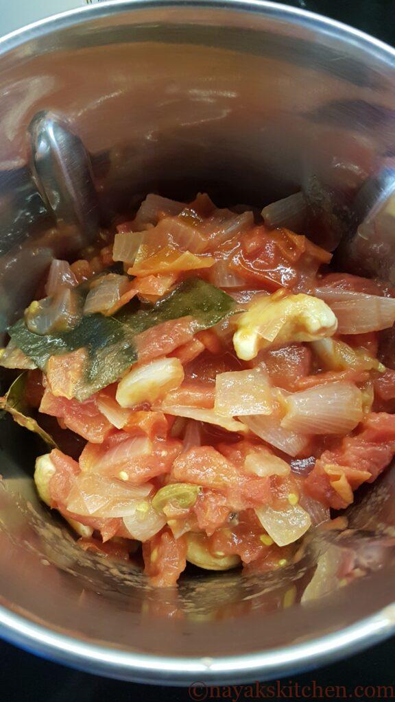 Grinding gravy base in a mixie