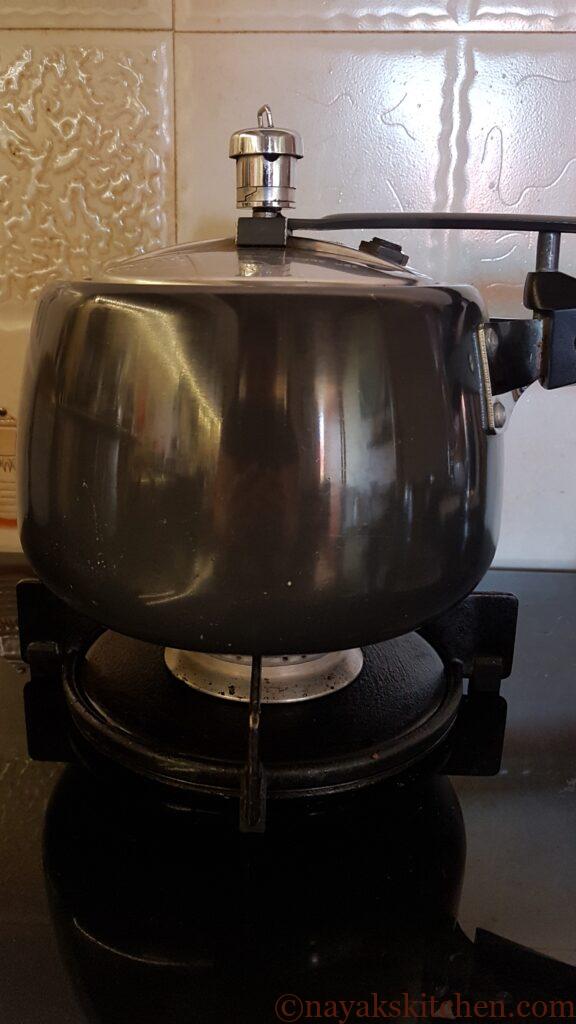 Cooking white peas in a pressure cooker