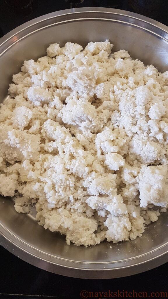 Taking the flour in a plate
