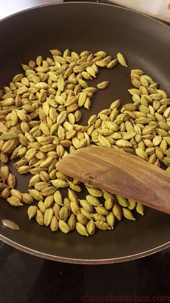 Lightly roasting green cardamom