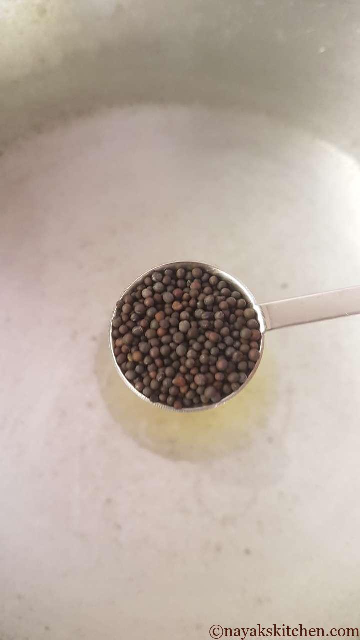 Adding mustard seeds to oil