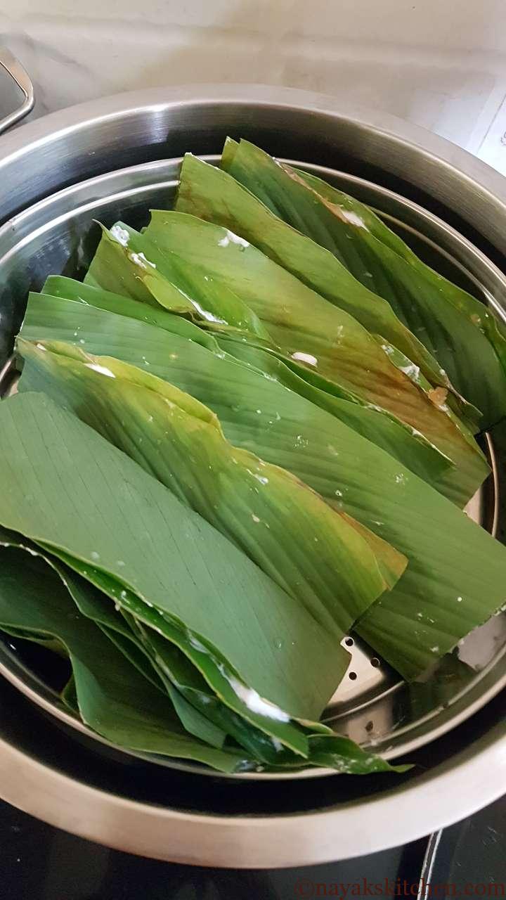 Placing jackfruit patoli in the steamer