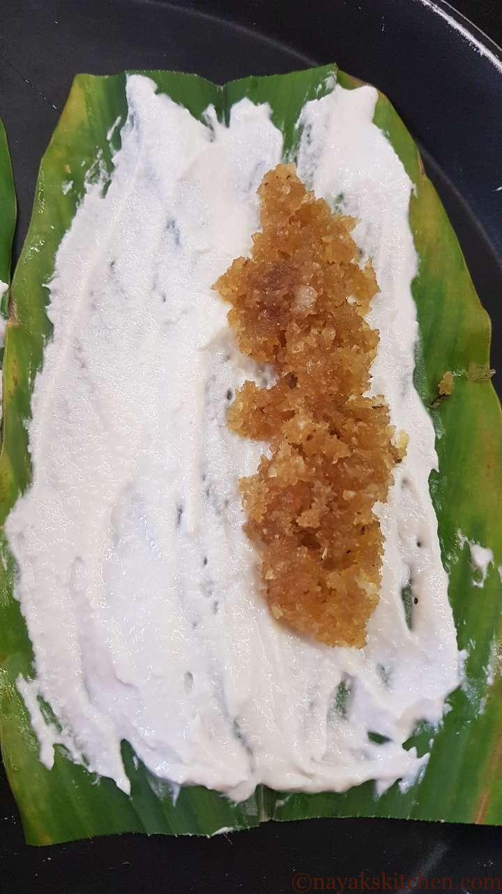 Placing the stuffing on the turmeric leaf