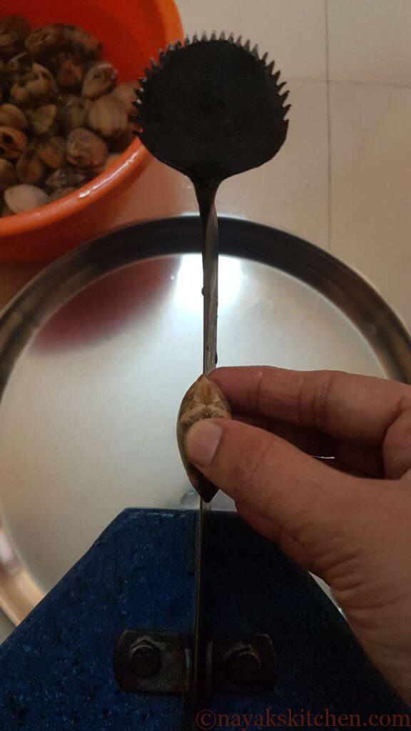 Cleaning clams on an 'Aadoli'