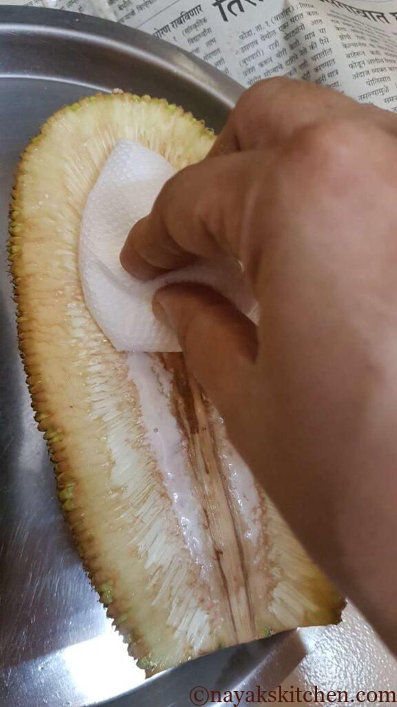 Cleaning the sap of jackfruit