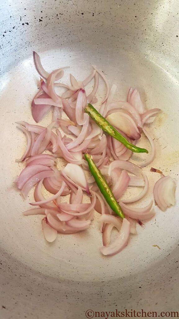 Sautéing green chillies