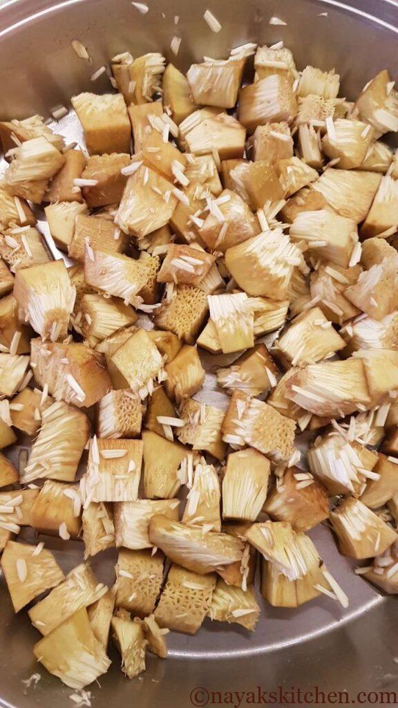 Draining water from raw jackfruit chunks