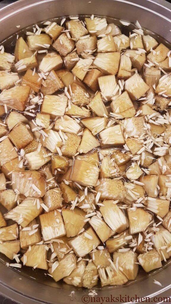 Adding raw jackfruit chunks to salt water