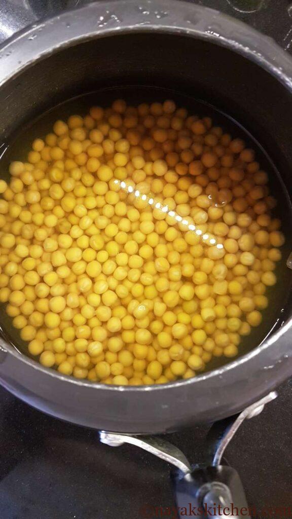White peas in a pressure cooker