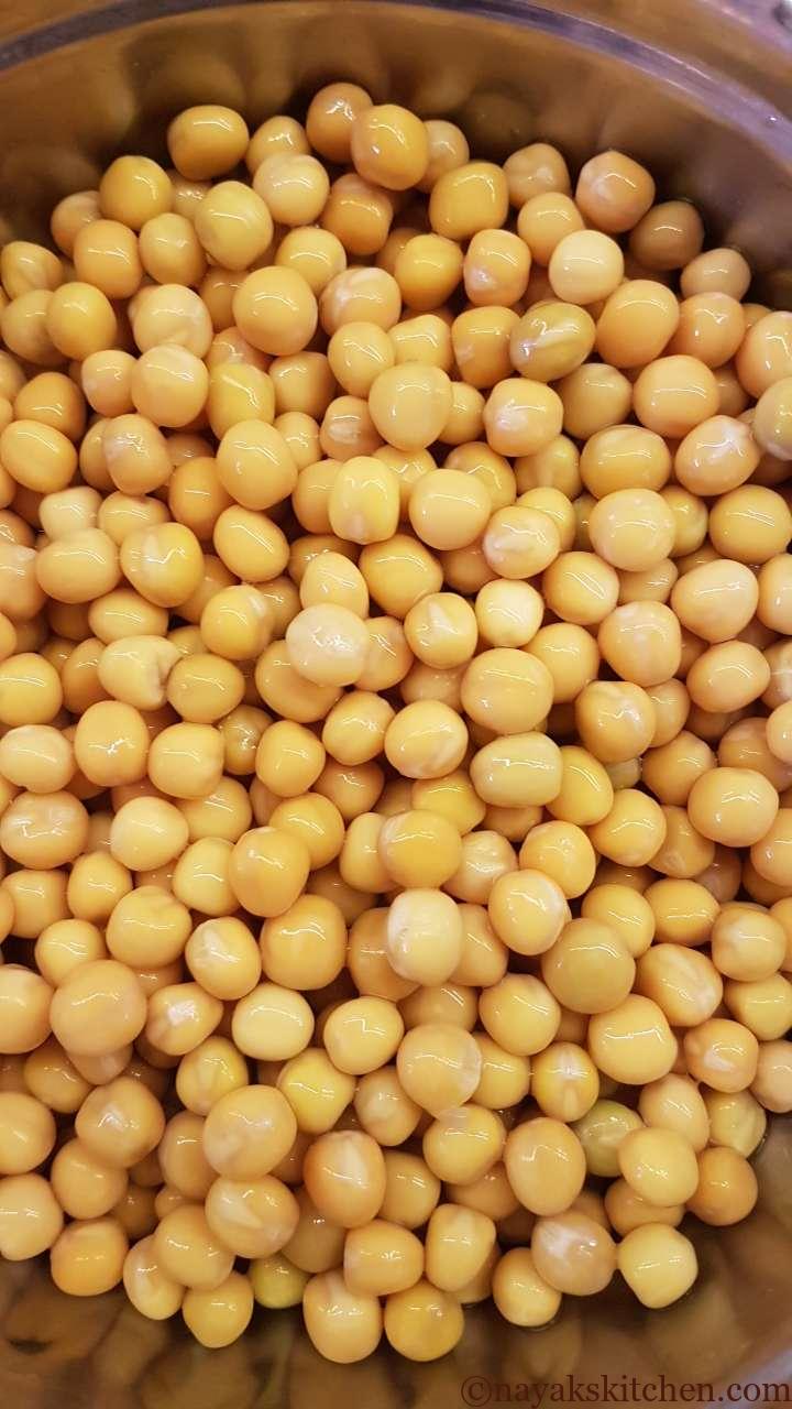 Draining the water from white peas