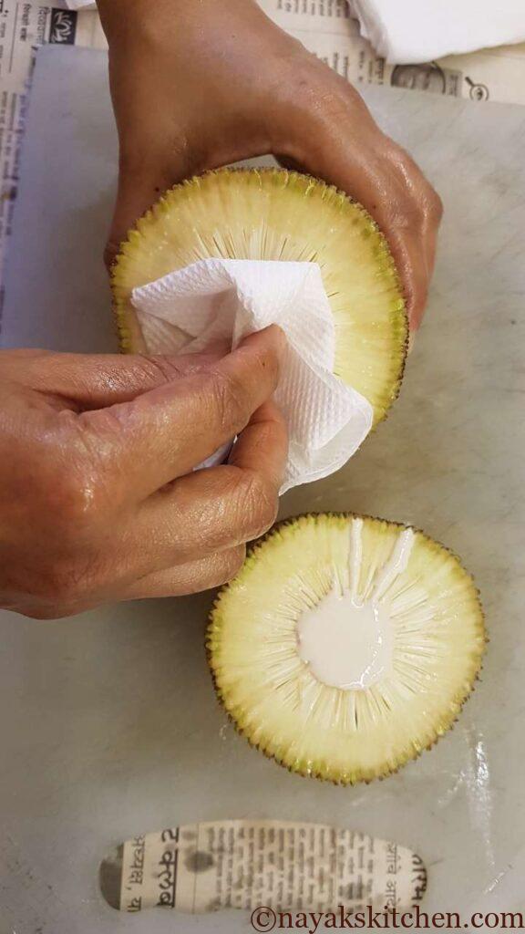(How to cut a raw jackfruit?) Cleaning the sap from the jackfruit