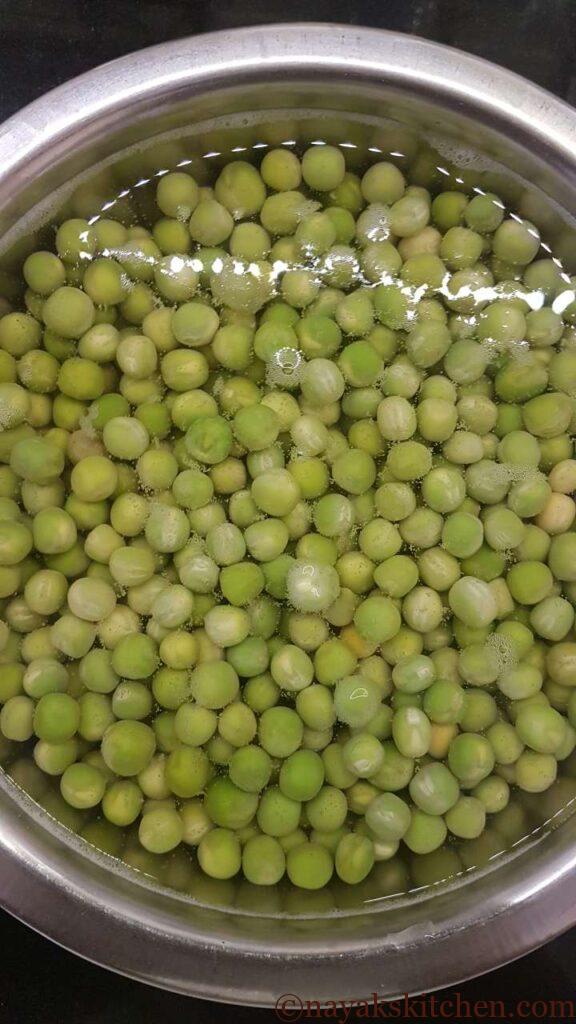 Soaking green peas