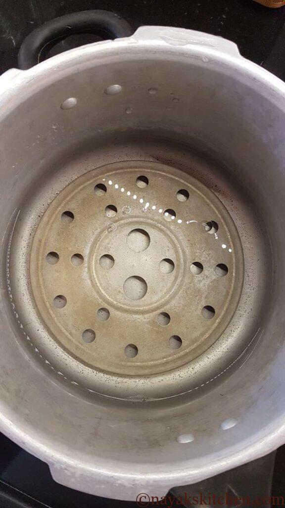 Pressure cooker with stand