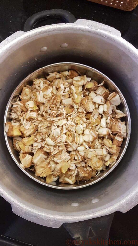 Keeping the vessel in the pressure cooker