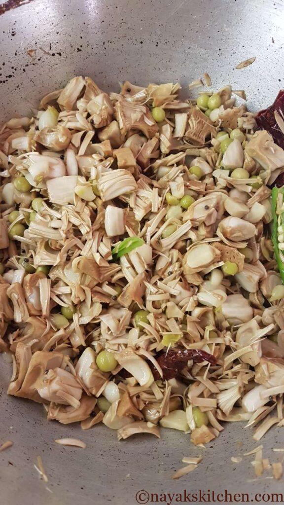 Mixing green peas with jackfruit