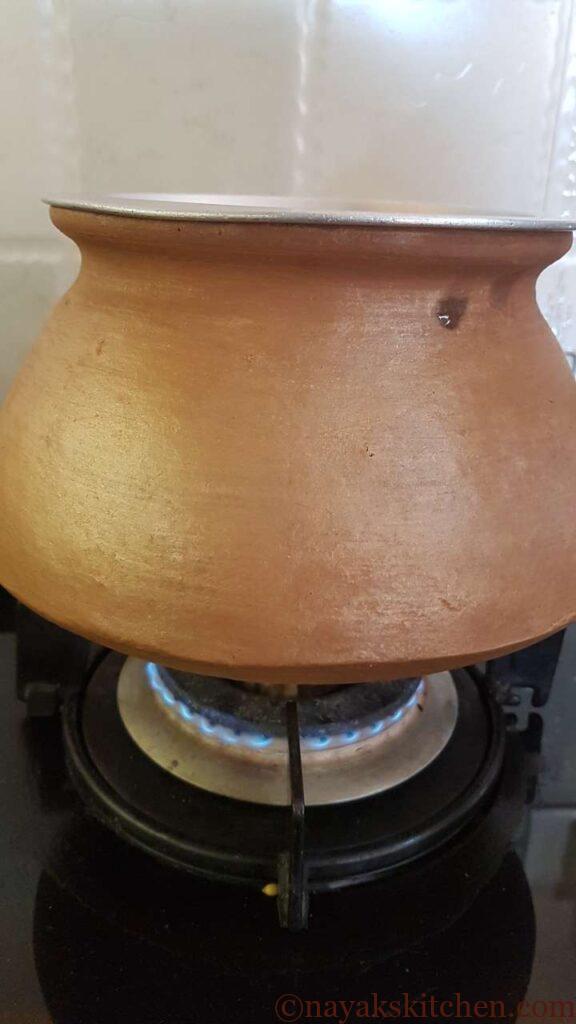 Cooking ladies finger in a mud pot