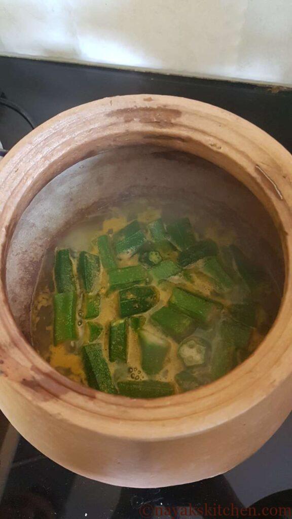 Cooking ladies finger till soft