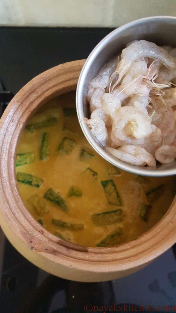 Adding prawns to curry